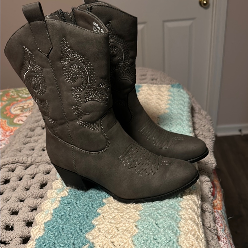 Global Win Taupe Western Heeled Boots